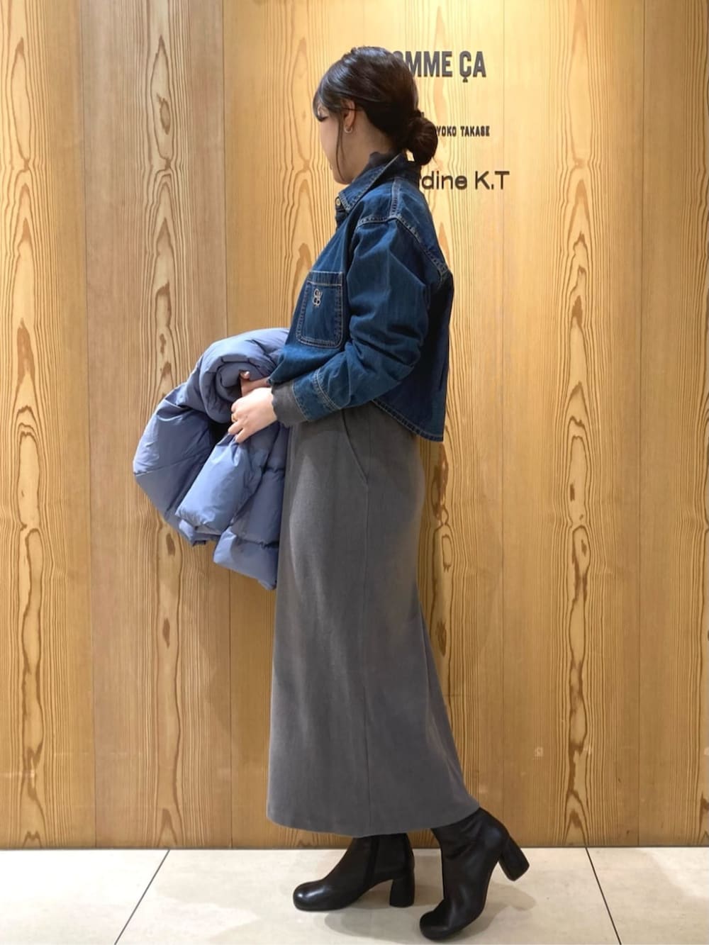 ブルー系のシャツ/ブラウス、ブルー系のダウンジャケット/コート、グレー系のスカートを着用したレディースの冬コーディネートの6枚目の写真