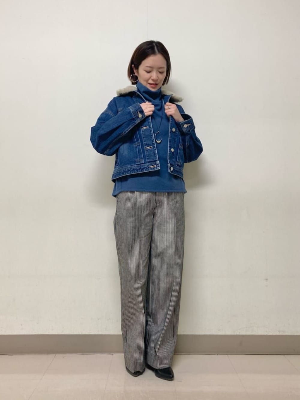 ブルー系のデニムジャケット、ブルー系のTシャツ/カットソーを着用したレディースの冬コーディネートの3枚目の写真