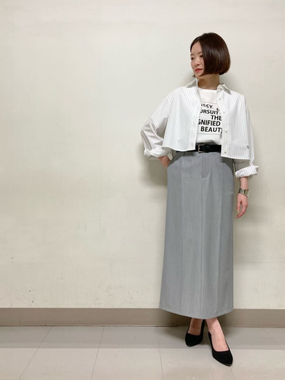 ホワイト系のTシャツ/カットソー、ホワイト系のシャツ/ブラウス、グレー系のスカートを着用したレディースの夏コーディネートの4枚目の写真