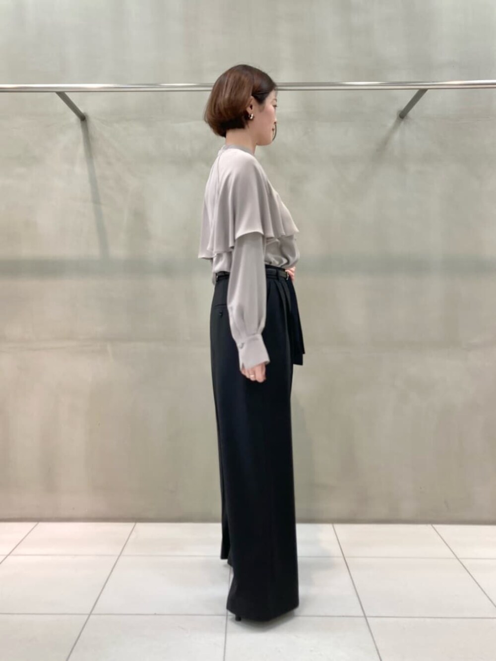 ブラック系のその他パンツ、ブラック系のノーカラージャケット、ブラウン系のシャツ/ブラウスを着用したレディースの春コーディネートの2枚目の写真