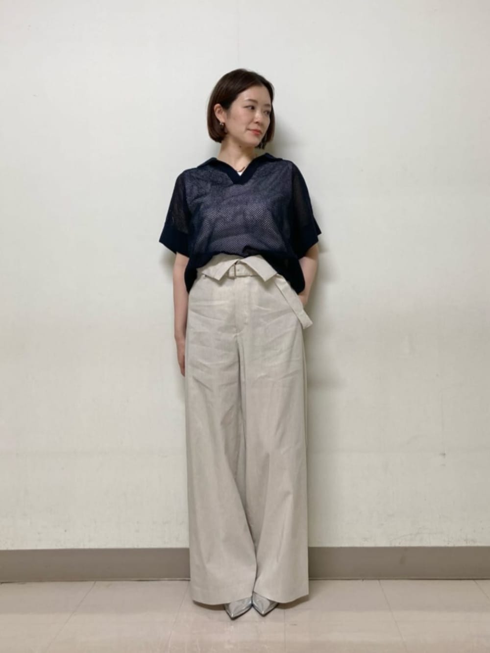 シルバー系のパンプス、ブルー系のニット/セーター、ホワイト系のその他パンツを着用したレディースの春コーディネートの4枚目の写真