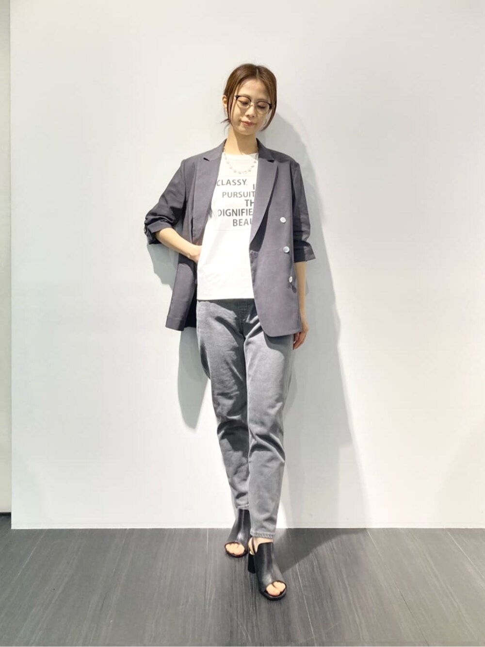 ホワイト系のTシャツ/カットソー、グレー系のテーラードジャケット、ブラック系のサンダルを着用したレディースの春コーディネートの2枚目の写真