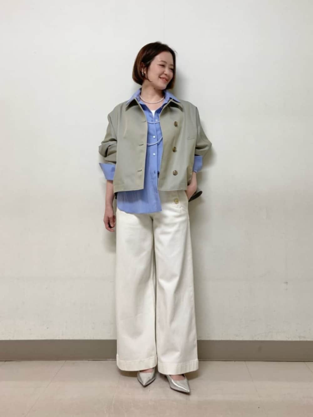 ブルー系のデニムパンツ、グリーン系のブルゾン、ブルー系のシャツ/ブラウスを着用したレディースの春コーディネートの3枚目の写真