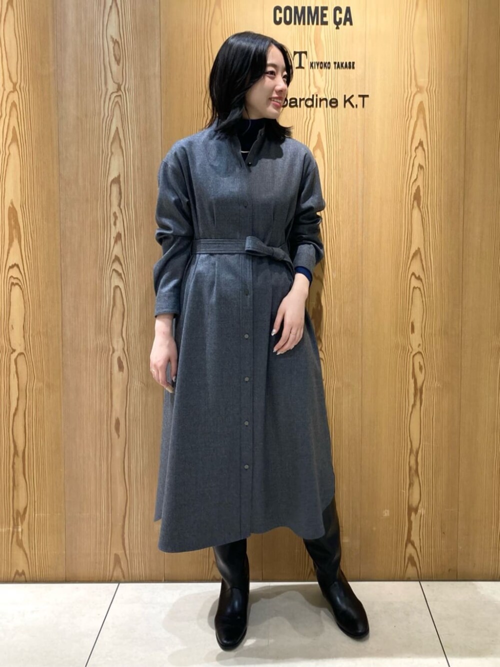 グレー系のその他アウター、グレー系のワンピースを着用したレディースの冬コーディネートの5枚目の写真