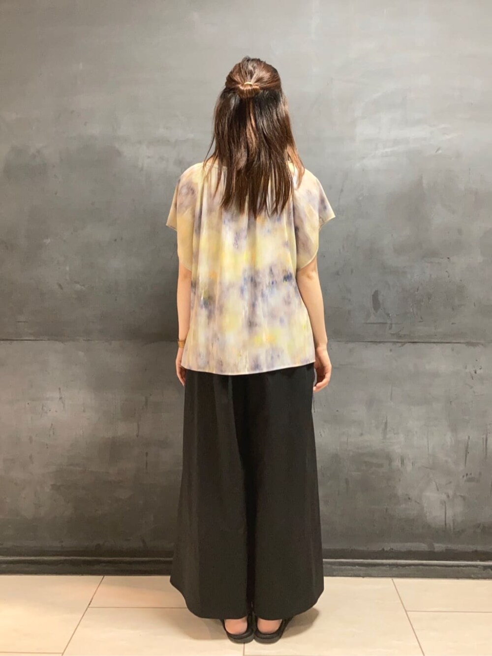 グレー系のシャツ/ブラウス、ブルー系のパンツを着用したレディースの春コーディネートの5枚目の写真