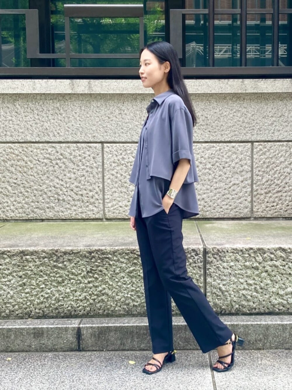 グレー系のシャツ/ブラウス、ブラック系のその他パンツ、シルバー系のブレスレットを着用したレディースの秋コーディネートの5枚目の写真