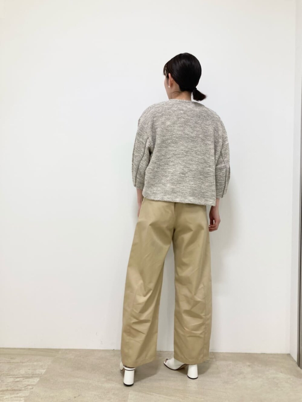 ホワイト系のサンダル、ブラウン系のTシャツ/カットソー、イエロー系のチノパンツを着用したレディースの夏コーディネートの3枚目の写真