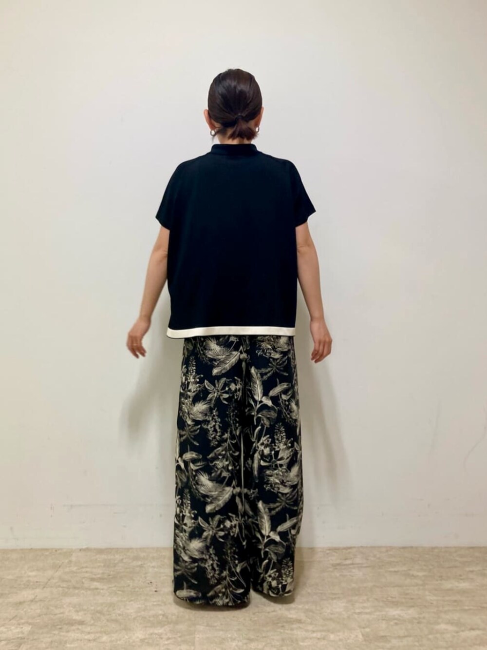 ブラック系のその他パンツ、ブラック系のニット/セーターを着用したレディースの秋コーディネートの3枚目の写真