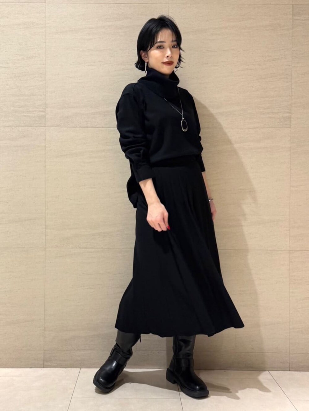 グレー系のブルゾン、ブラック系のTシャツ/カットソー、ブラック系のスカートを着用したレディースの冬コーディネートの7枚目の写真