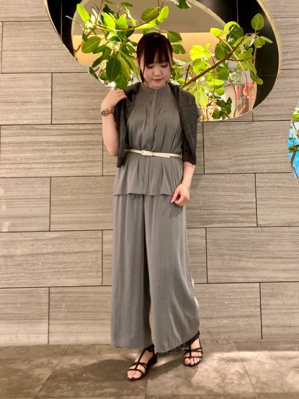 グレー系のその他パンツ、グレー系のカーディガン/ボレロ、グレー系のシャツ/ブラウスを着用したレディースの夏コーディネートの2枚目の写真