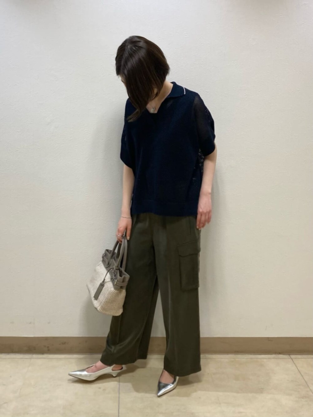 グリーン系のその他パンツ、シルバー系のパンプス、ブルー系のニット/セーターを着用したレディースの春コーディネートの3枚目の写真