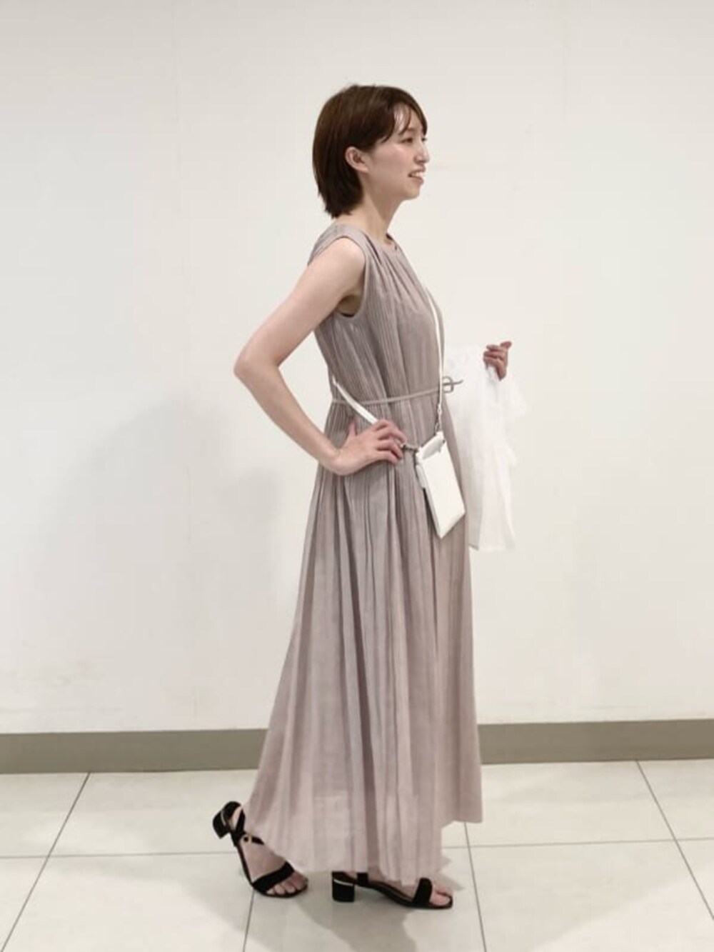 ホワイト系のシャツ/ブラウス、ピンク系のワンピースを着用したレディースの夏コーディネートの3枚目の写真