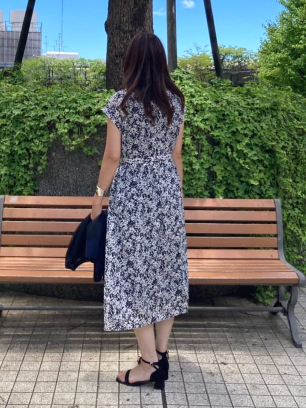 グレー系のワンピース、ブラック系のニット/セーターを着用したレディースの夏コーディネートの5枚目の写真