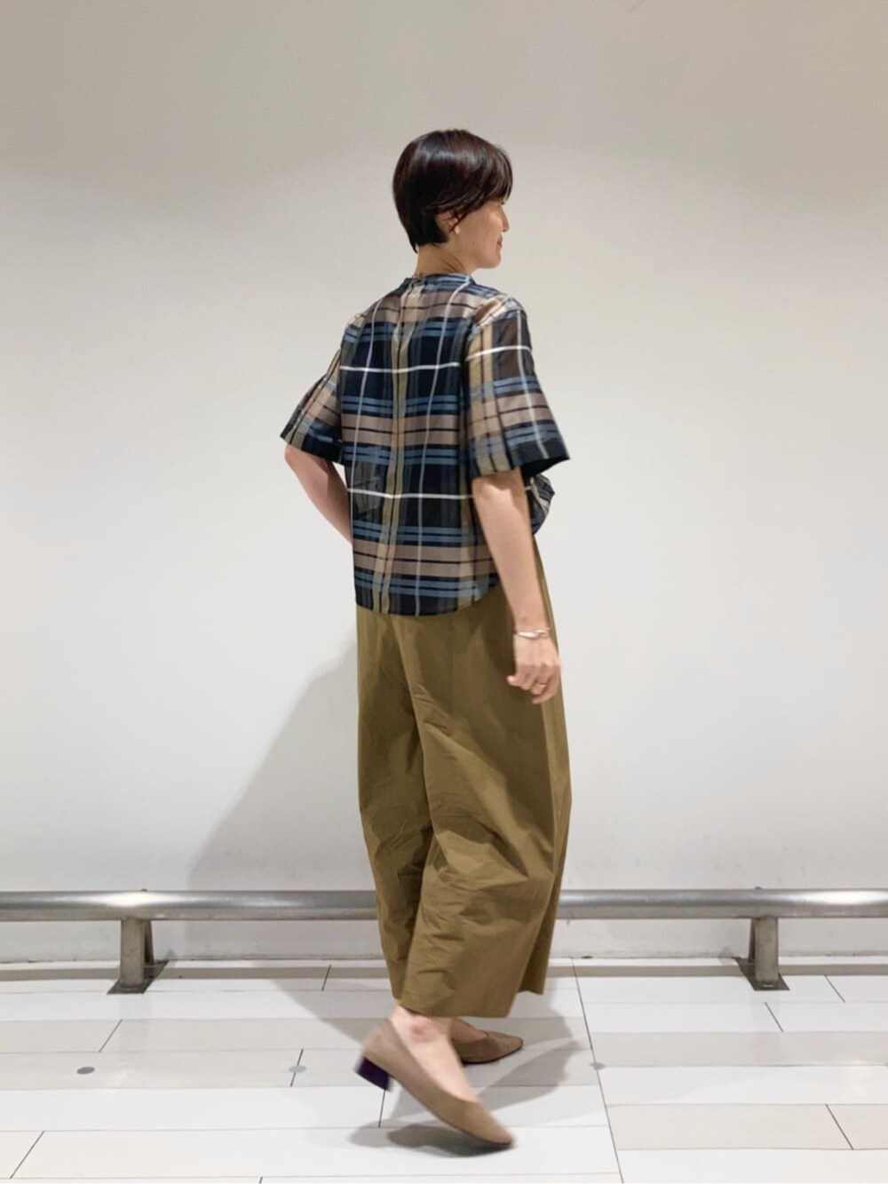 イエロー系のその他パンツ、ブラウン系のシャツ/ブラウスを着用したレディースの夏コーディネートの3枚目の写真