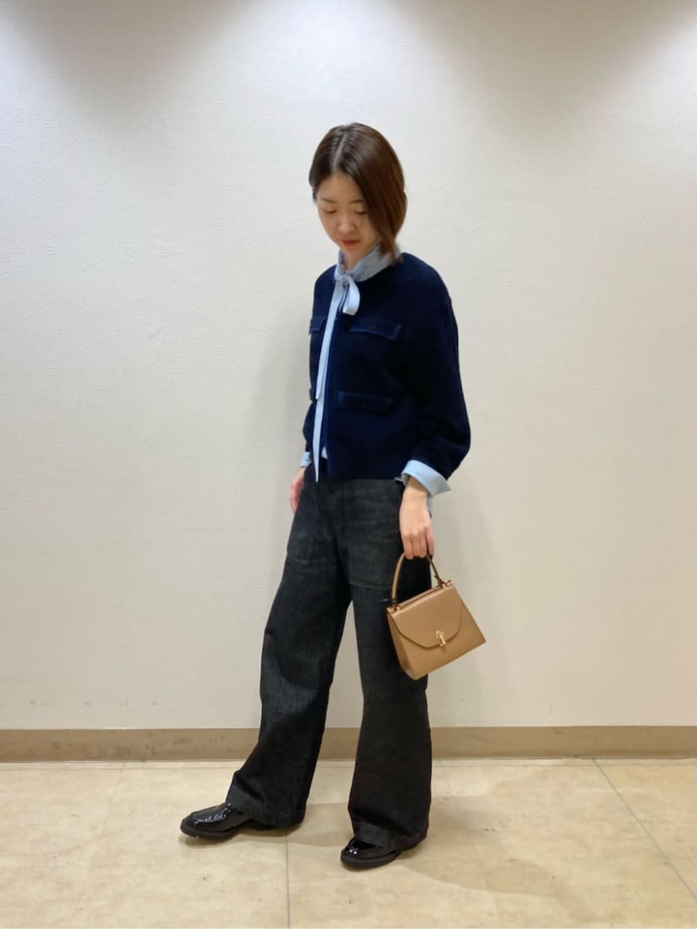 ブラック系のその他シューズ、ブルー系のデニムパンツ、ブルー系のカーディガン/ボレロを着用したレディースの冬コーディネートの2枚目の写真