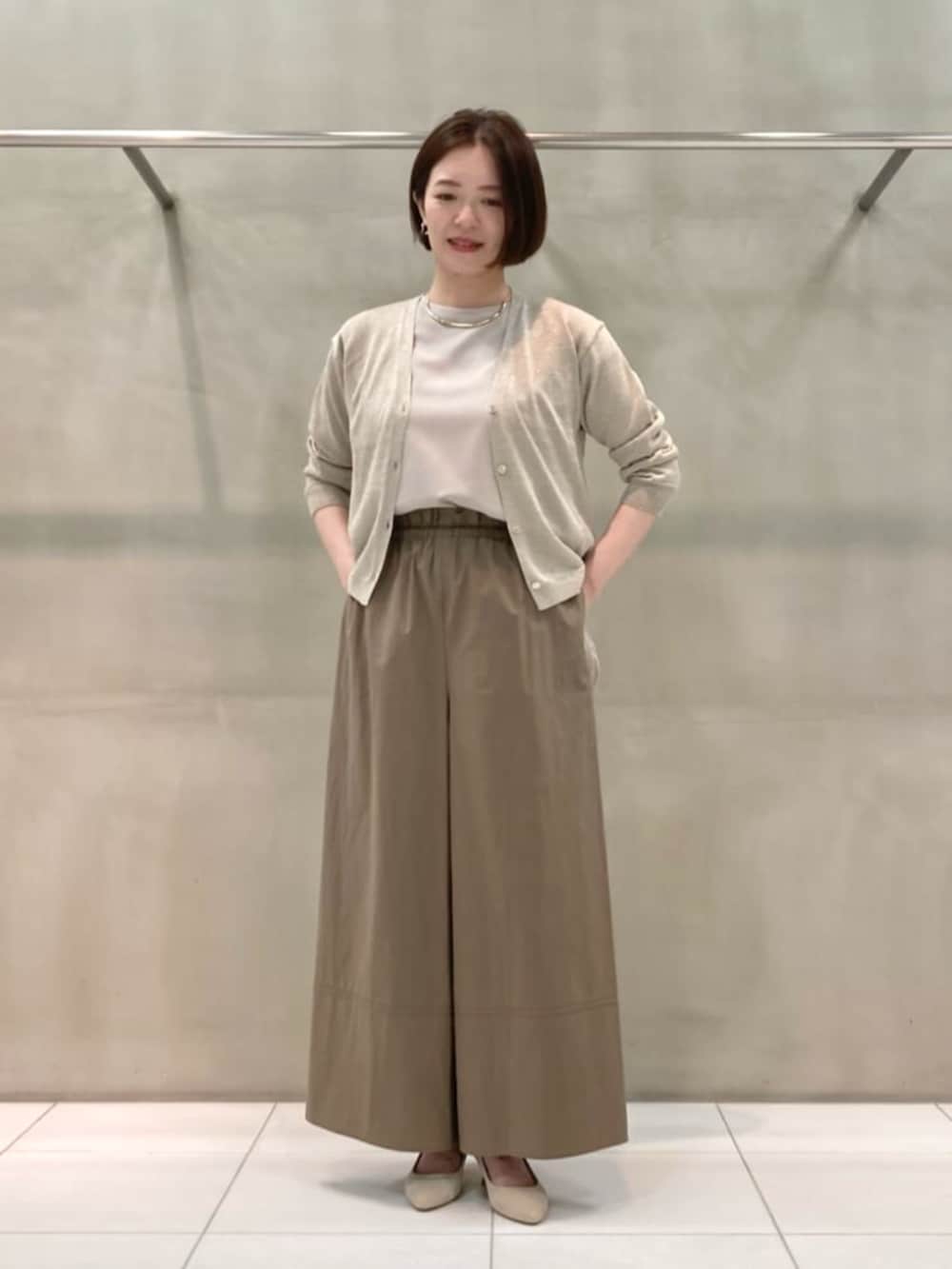 ベージュ系のカーディガン/ボレロ、イエロー系のその他パンツ、ベージュ系のTシャツ/カットソーを着用したレディースの春コーディネートの3枚目の写真