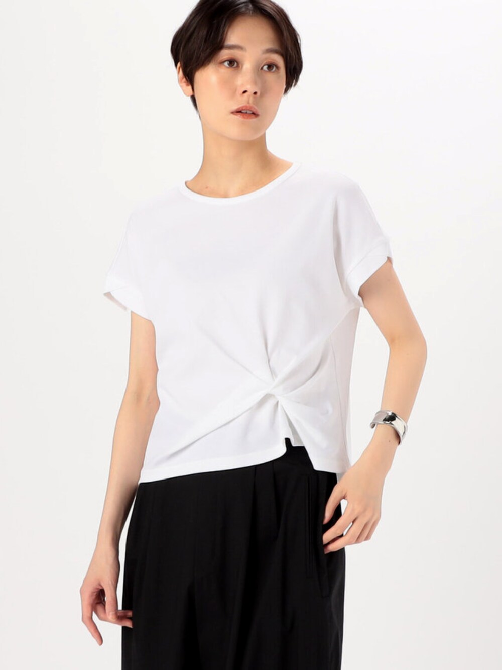 ホワイト系のTシャツ/カットソーを着用したレディースの春コーディネートの3枚目の写真