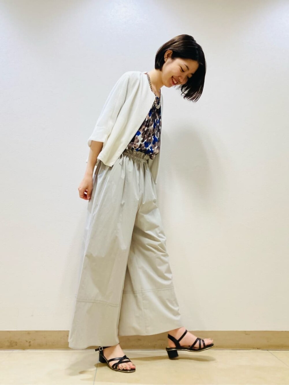 ブラウン系のシャツ/ブラウス、グレー系のその他パンツ、ホワイト系のブルゾンを着用したレディースの夏コーディネートの2枚目の写真