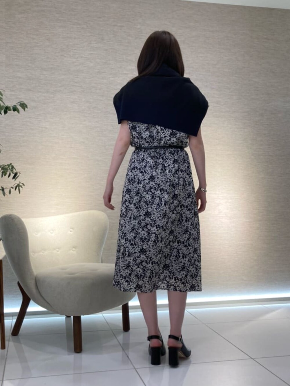 ブラック系のサンダル、ブラック系のニット/セーター、ブルー系のワンピースを着用したレディースの夏コーディネートの4枚目の写真