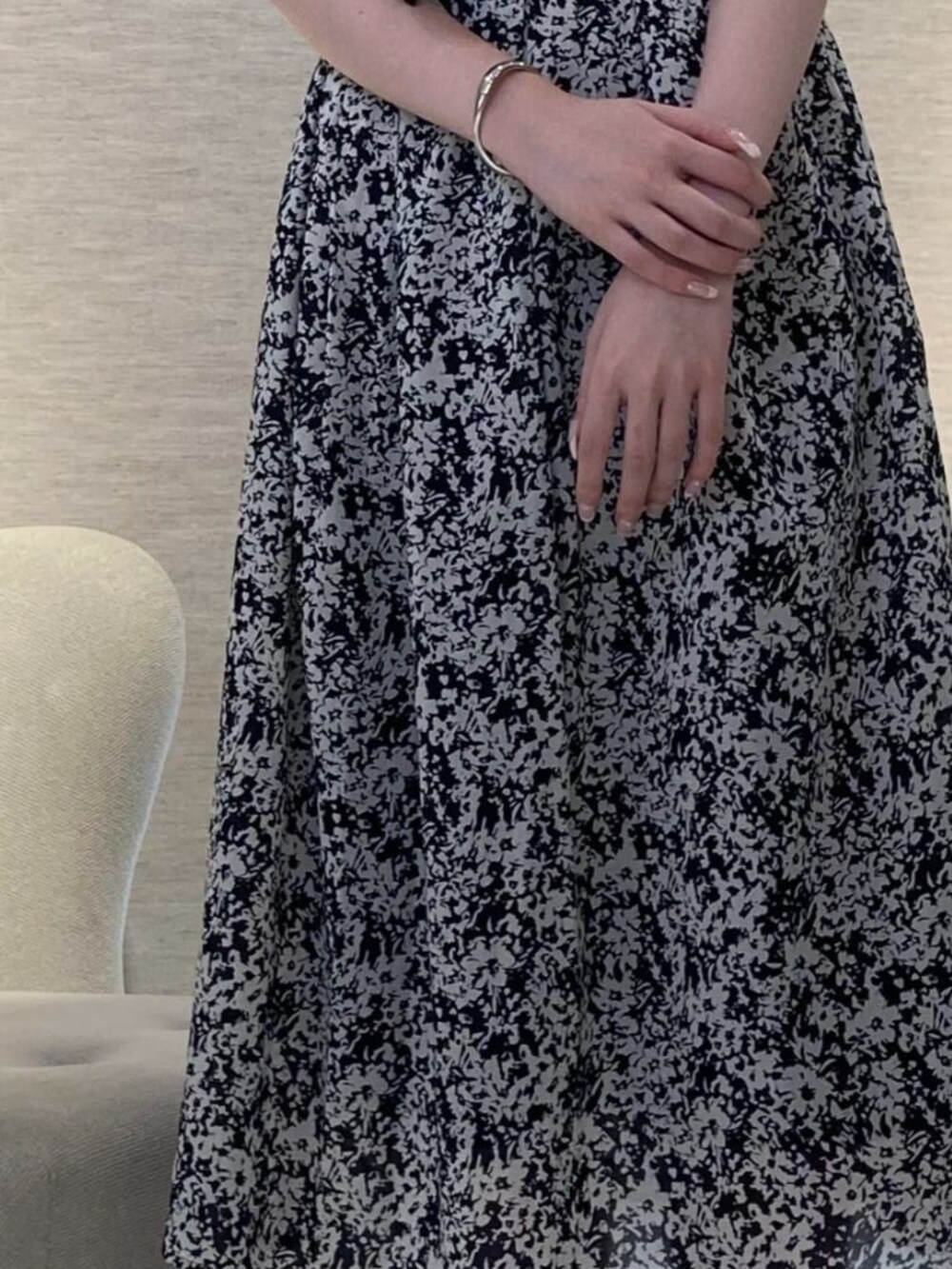 ブラック系のサンダル、ブラック系のニット/セーター、ブルー系のワンピースを着用したレディースの夏コーディネートの5枚目の写真