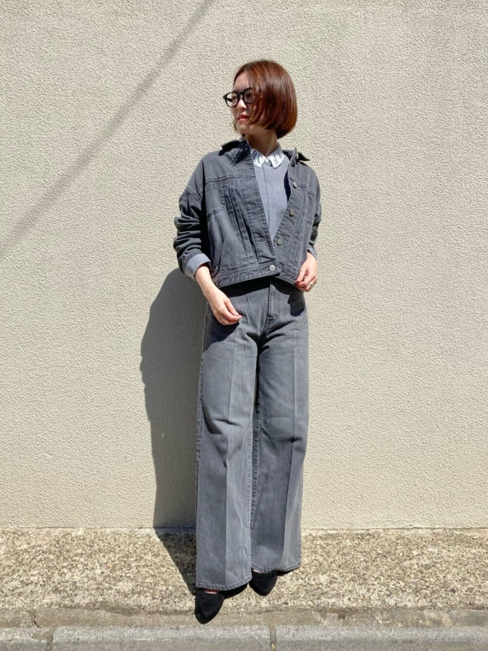 グレー系のシャツ/ブラウス、グレー系のデニムジャケット、グレー系のデニムパンツを着用したレディースの秋コーディネートの3枚目の写真