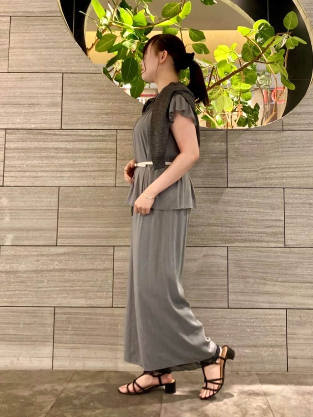 グレー系のその他パンツ、グレー系のカーディガン/ボレロ、グレー系のシャツ/ブラウスを着用したレディースの夏コーディネートの3枚目の写真