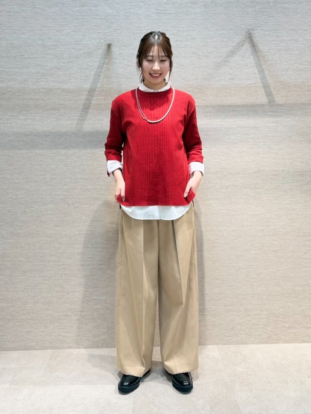 イエロー系のその他パンツ、レッド系のニット/セーター、グレー系のその他アウターを着用したレディースの冬コーディネートの4枚目の写真