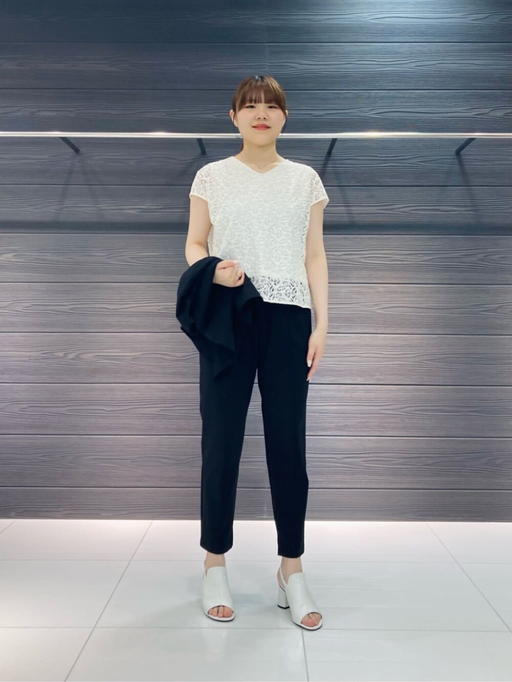 ホワイト系のショルダーバッグ、ホワイト系のサンダル、ホワイト系のシャツ/ブラウスを着用したレディースの夏コーディネートの3枚目の写真