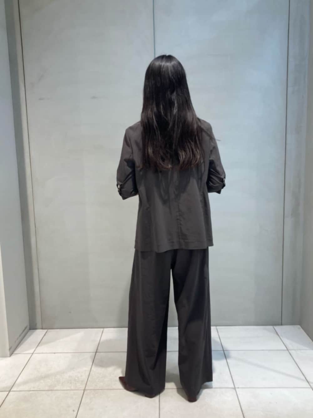 グレー系のテーラードジャケット、グレー系のその他パンツ、ホワイト系のTシャツ/カットソーを着用したレディースの春コーディネートの3枚目の写真