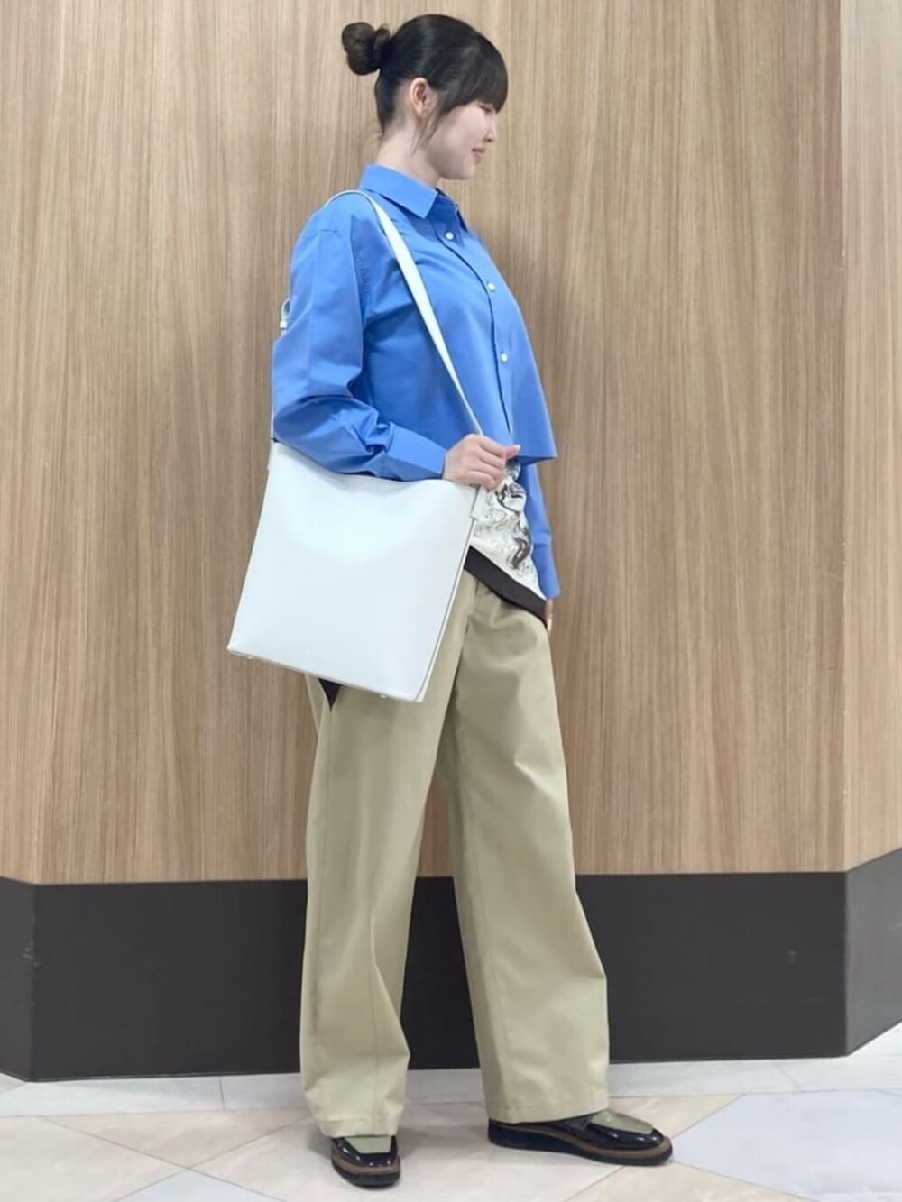 ブルー系のシャツ/ブラウス、グレー系のチノパンツ、ブラウン系のストール/ショールを着用したレディースの夏コーディネートの4枚目の写真