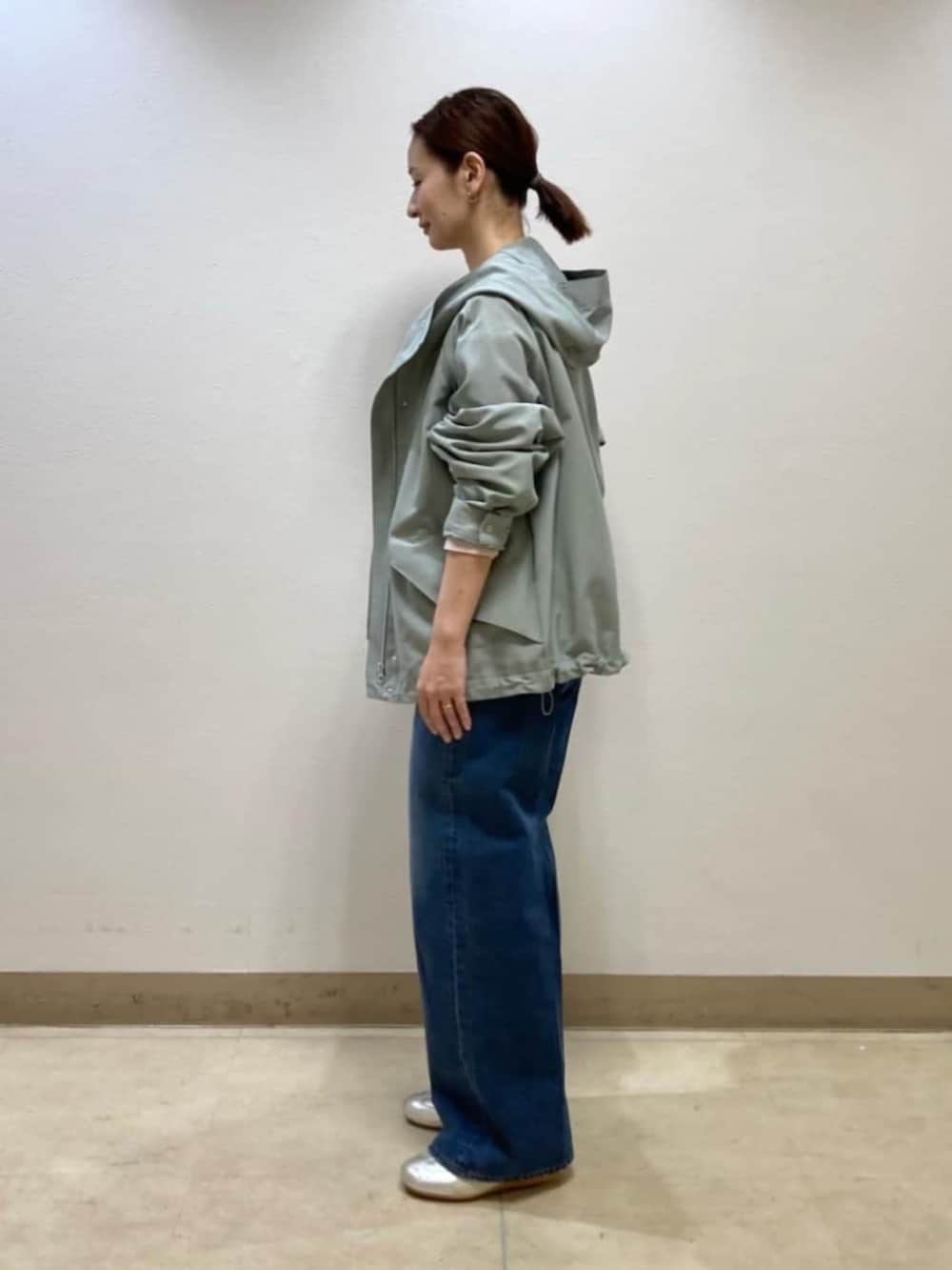 ブラック系のショルダーバッグ、グリーン系のパーカー、ピンク系のシャツ/ブラウスを着用したレディースの春コーディネートの4枚目の写真