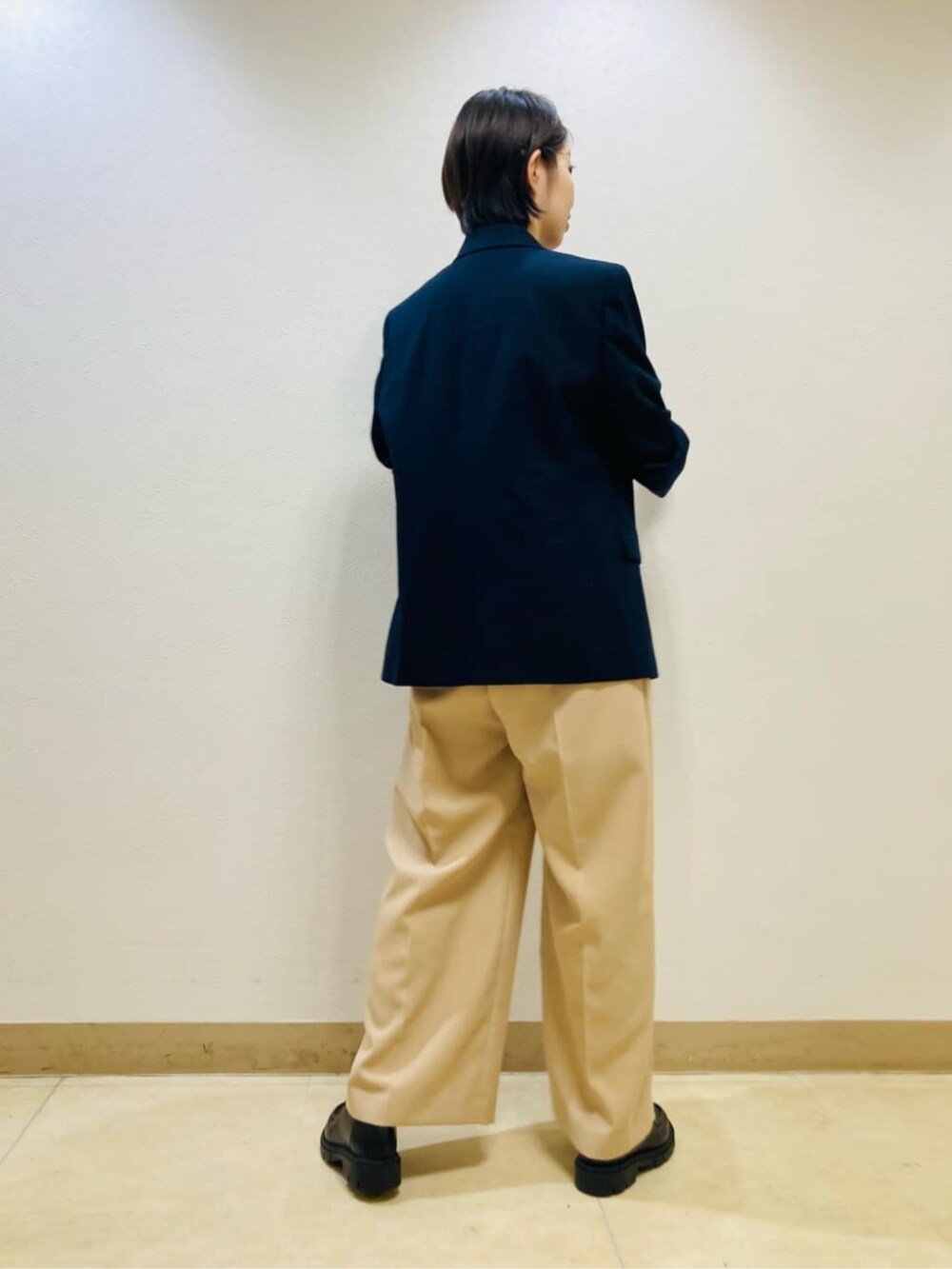 イエロー系のその他パンツ、レッド系のアンサンブル、ブルー系のテーラードジャケットを着用したレディースの秋コーディネートの4枚目の写真