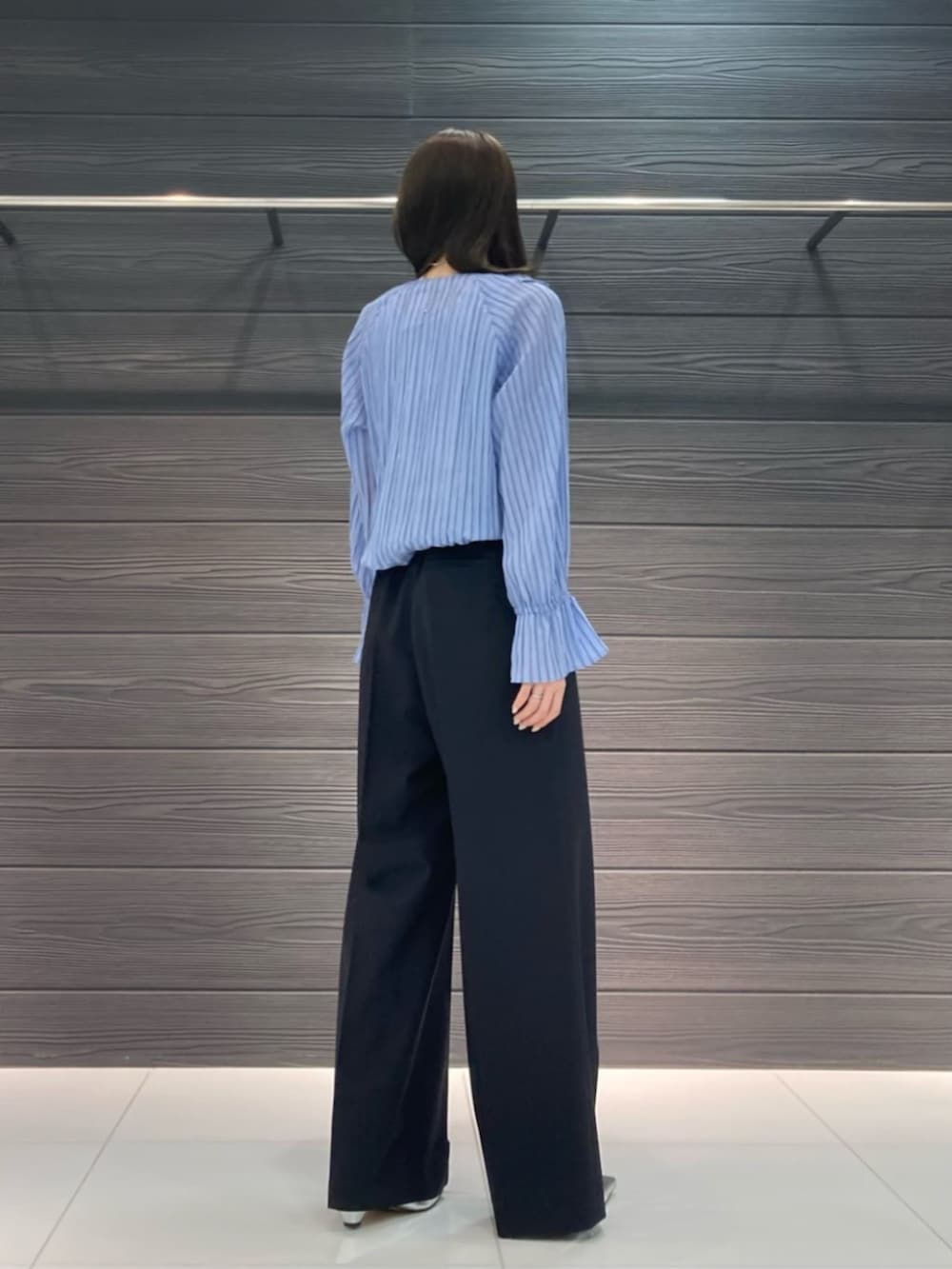 ブルー系のシャツ/ブラウス、ブルー系のスーツパンツを着用したレディースの春コーディネートの8枚目の写真