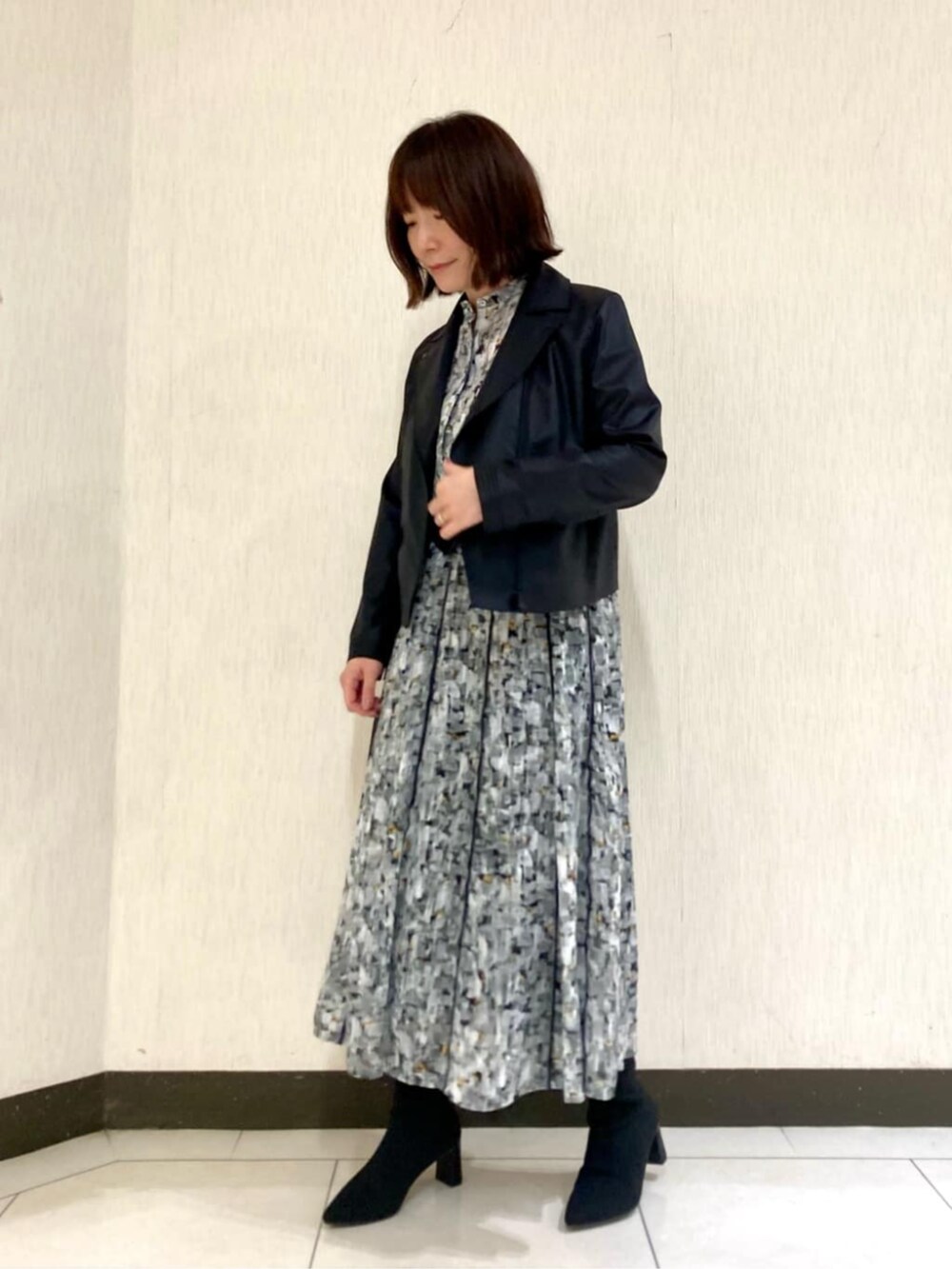 ブラック系のライダースジャケット、ブラック系のシャツ/ブラウス、ブラック系のスカートを着用したレディースの夏コーディネートの2枚目の写真