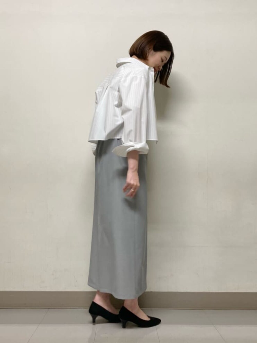 ホワイト系のTシャツ/カットソー、ホワイト系のシャツ/ブラウス、グレー系のスカートを着用したレディースの夏コーディネートの5枚目の写真