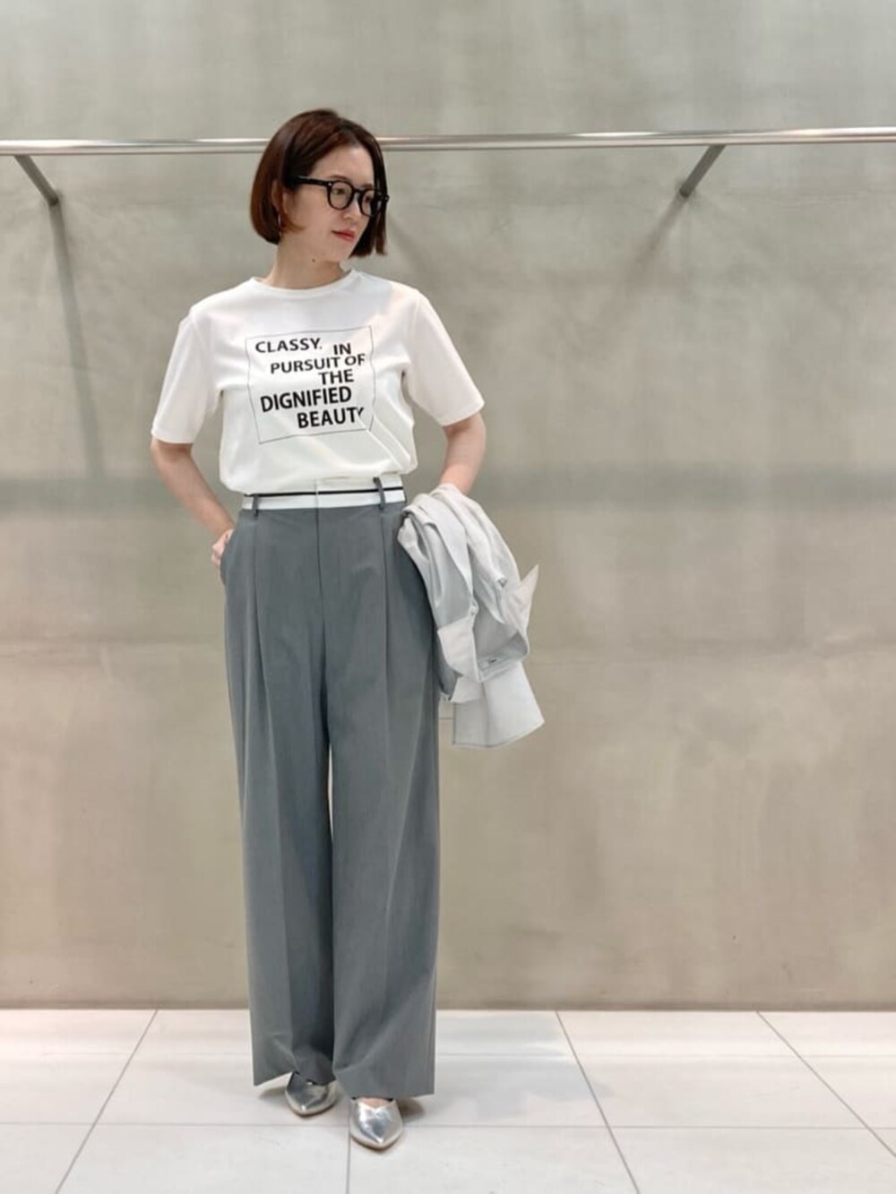 ホワイト系のTシャツ/カットソー、グレー系のその他パンツ、グレー系のシャツ/ブラウスを着用したレディースの夏コーディネートの3枚目の写真