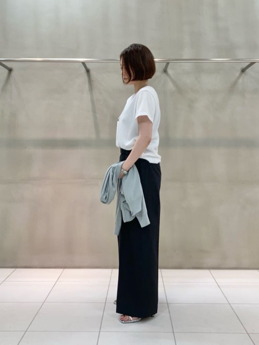 グレー系のカーディガン/ボレロ、ブラック系のその他パンツ、ホワイト系のTシャツ/カットソーを着用したレディースの夏コーディネートの4枚目の写真