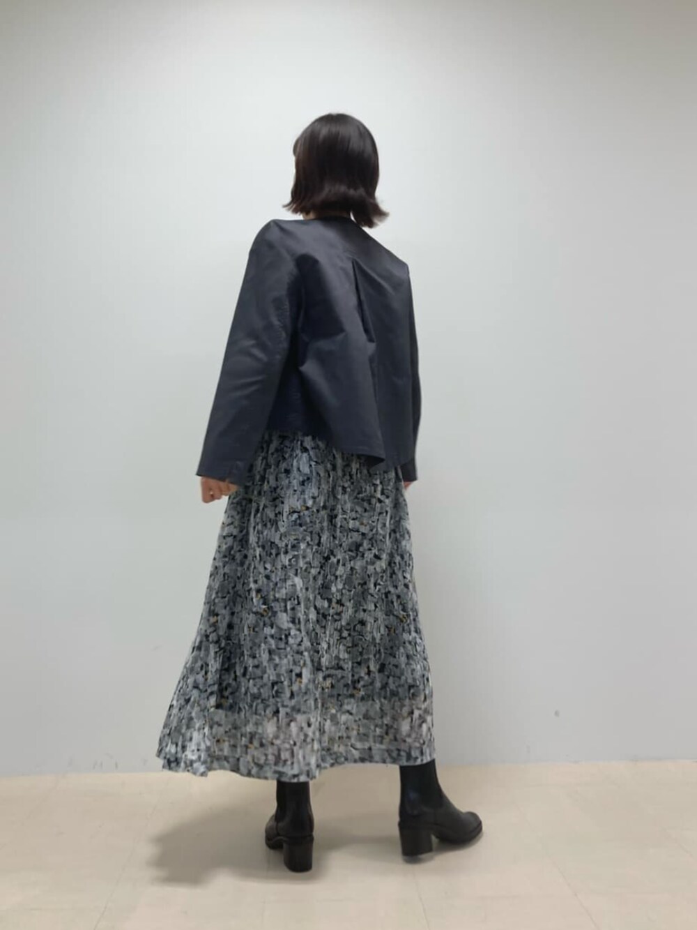 ブラック系のワンピース、グレー系のブルゾンを着用したレディースの夏コーディネートの3枚目の写真