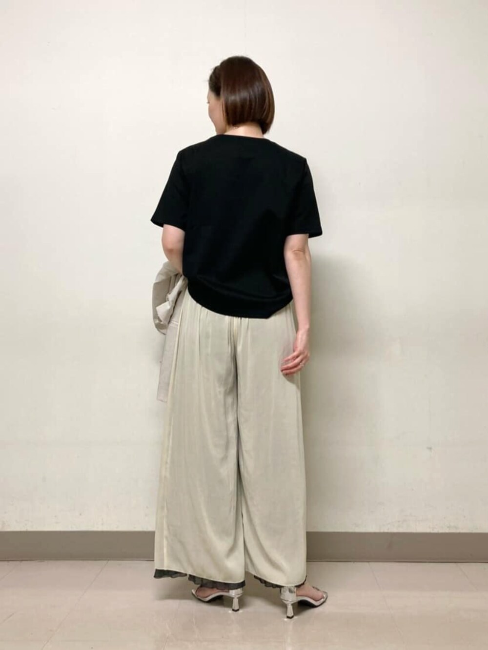 ベージュ系のテーラードジャケット、グレー系のその他パンツ、ブラック系のTシャツ/カットソーを着用したレディースの春コーディネートの5枚目の写真