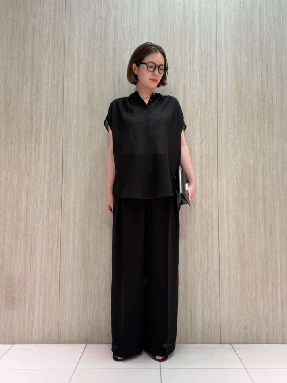 ブラック系のサンダル、ブラック系のシャツ/ブラウス、ブラック系のその他パンツを着用したレディースの夏コーディネートの3枚目の写真