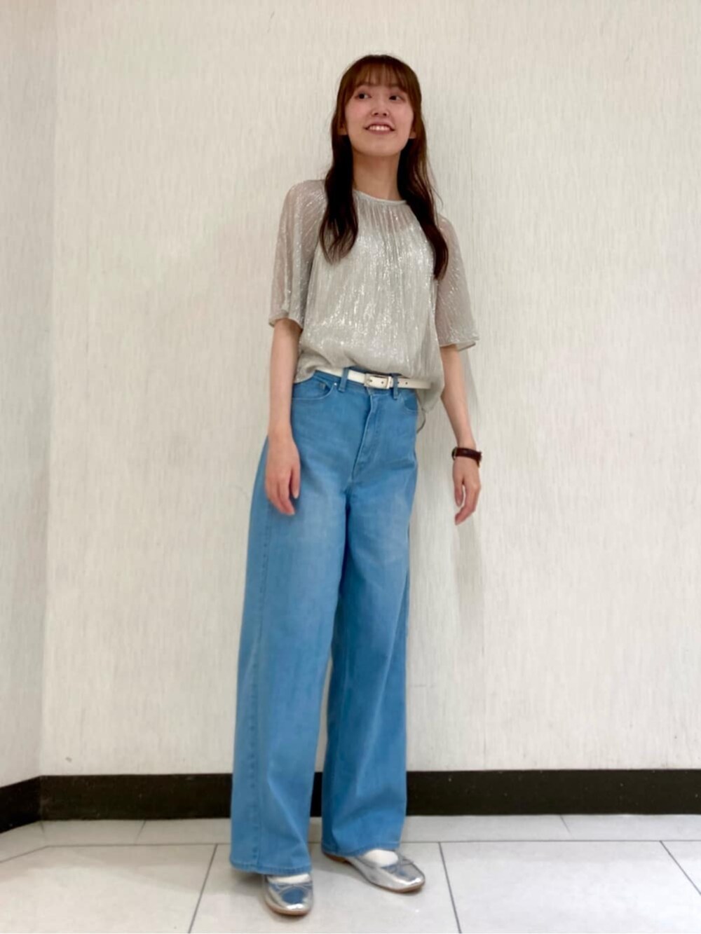 シルバー系のTシャツ/カットソー、ブルー系のデニムパンツを着用したレディースの夏コーディネートの2枚目の写真