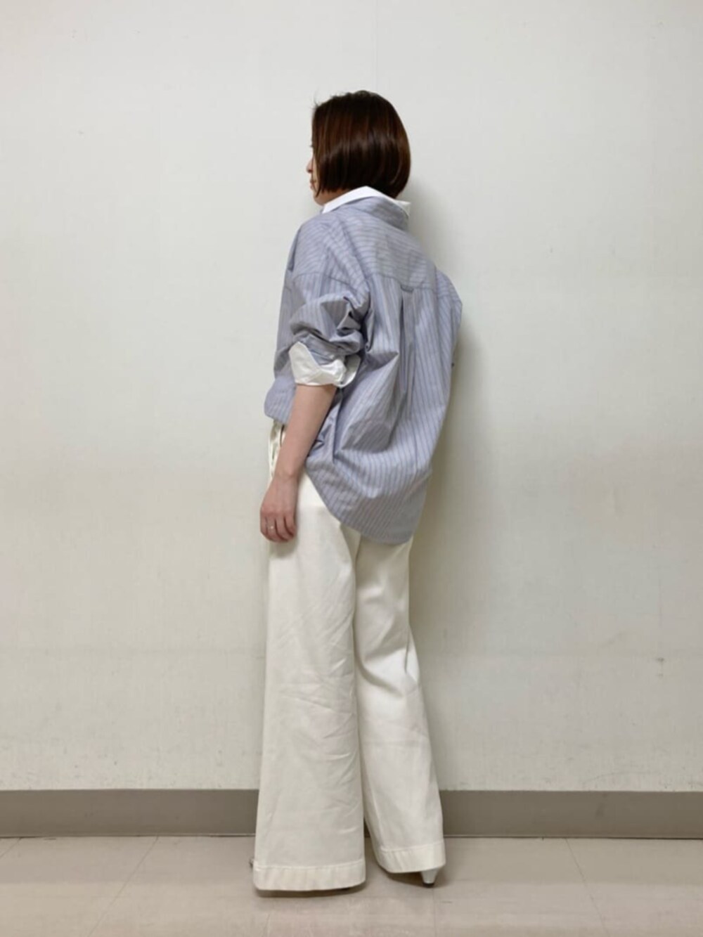 ブルー系のシャツ/ブラウス、ホワイト系のシャツ/ブラウス、ブルー系のデニムパンツを着用したレディースの春コーディネートの5枚目の写真