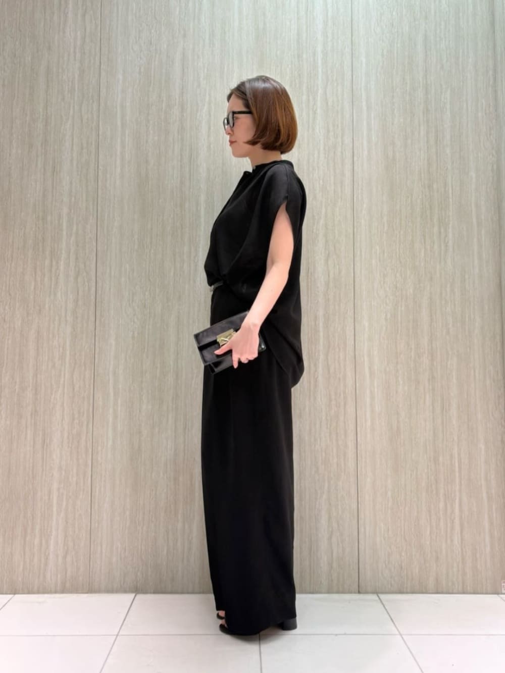 ブラック系のサンダル、ブラック系のシャツ/ブラウス、ブラック系のその他パンツを着用したレディースの夏コーディネートの5枚目の写真