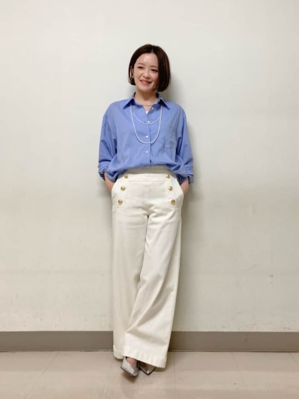 ブルー系のデニムパンツ、グリーン系のブルゾン、ブルー系のシャツ/ブラウスを着用したレディースの春コーディネートの6枚目の写真