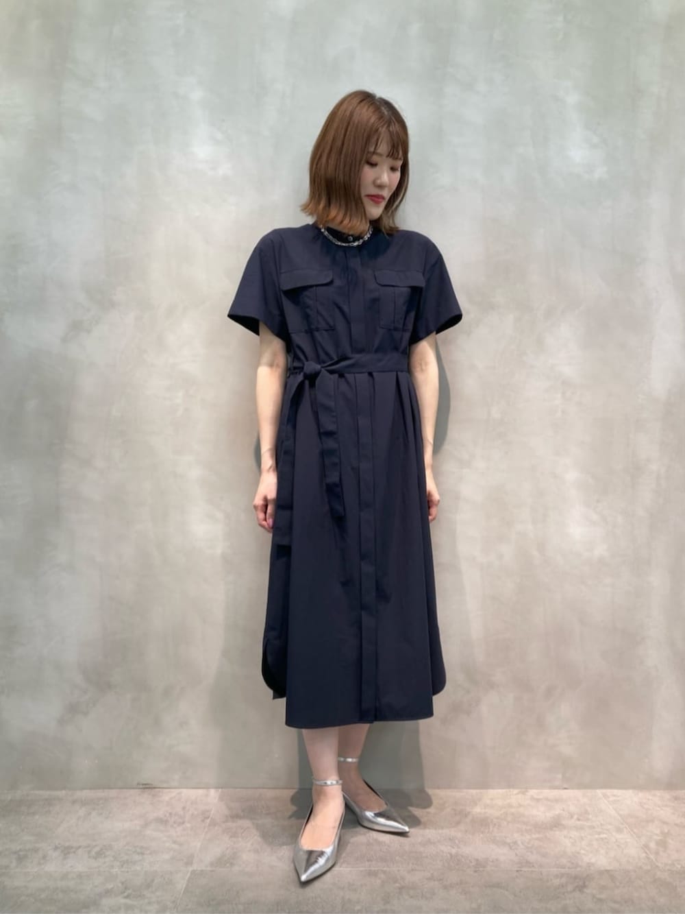 シルバー系のパンプス、ホワイト系のタンクトップ、ブルー系のその他パンツを着用したレディースの春コーディネートの4枚目の写真