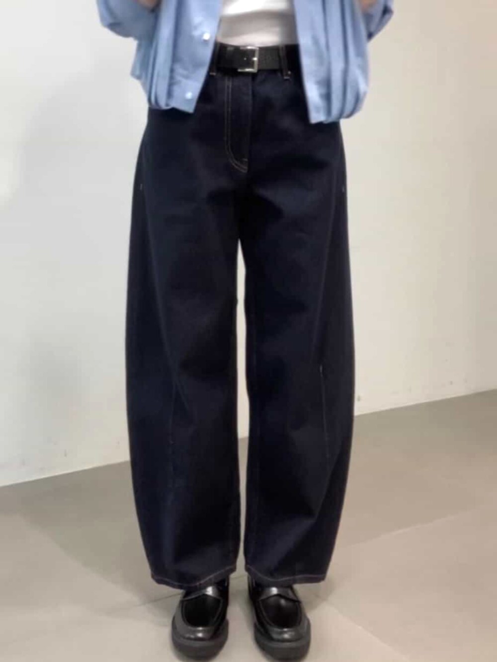 ブラック系のその他シューズ、ホワイト系のキャミソール、ブルー系のシャツ/ブラウスを着用したレディースの春コーディネートの3枚目の写真