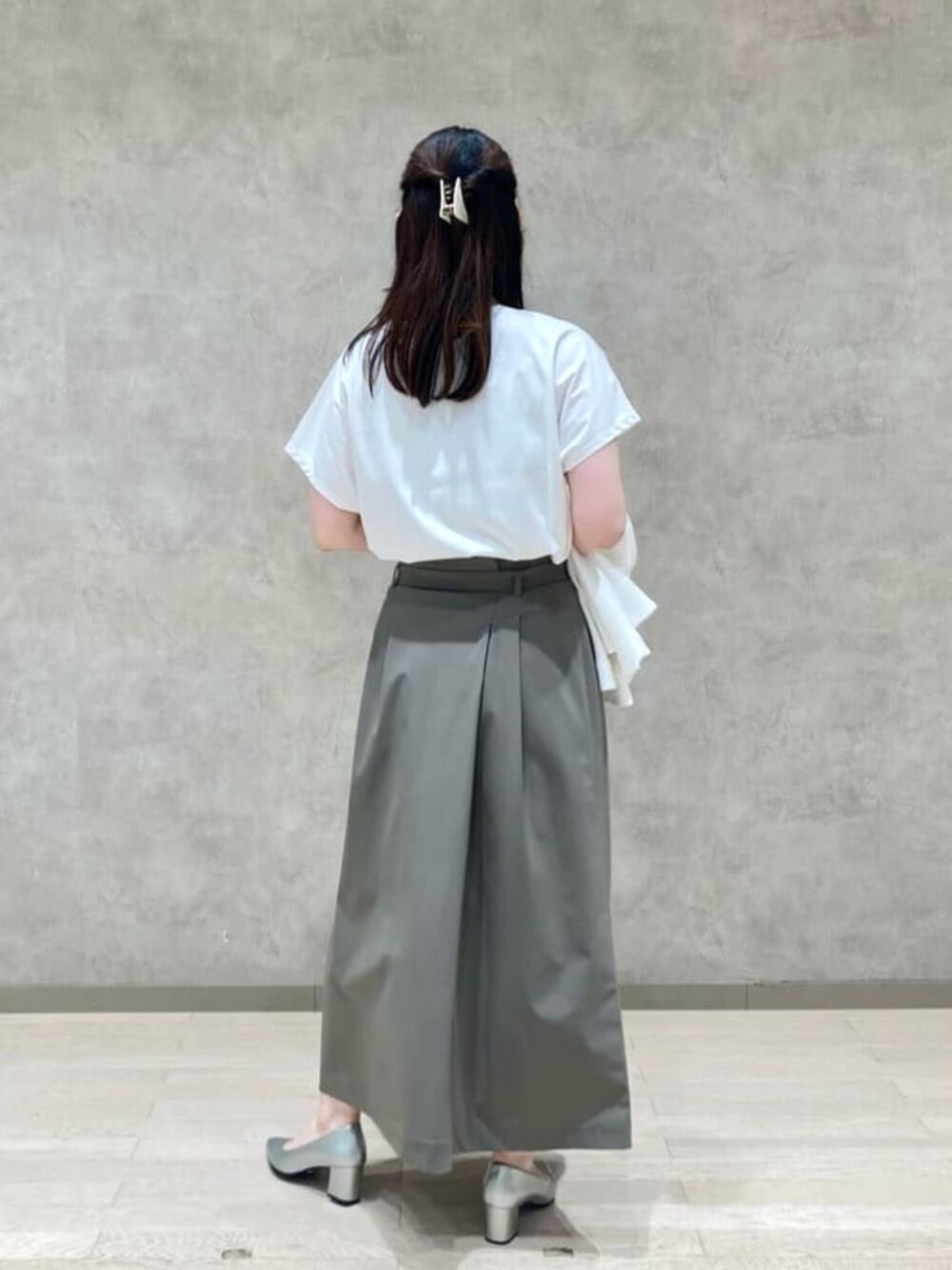 ホワイト系のTシャツ/カットソー、グリーン系のスカートを着用したレディースの夏コーディネートの2枚目の写真