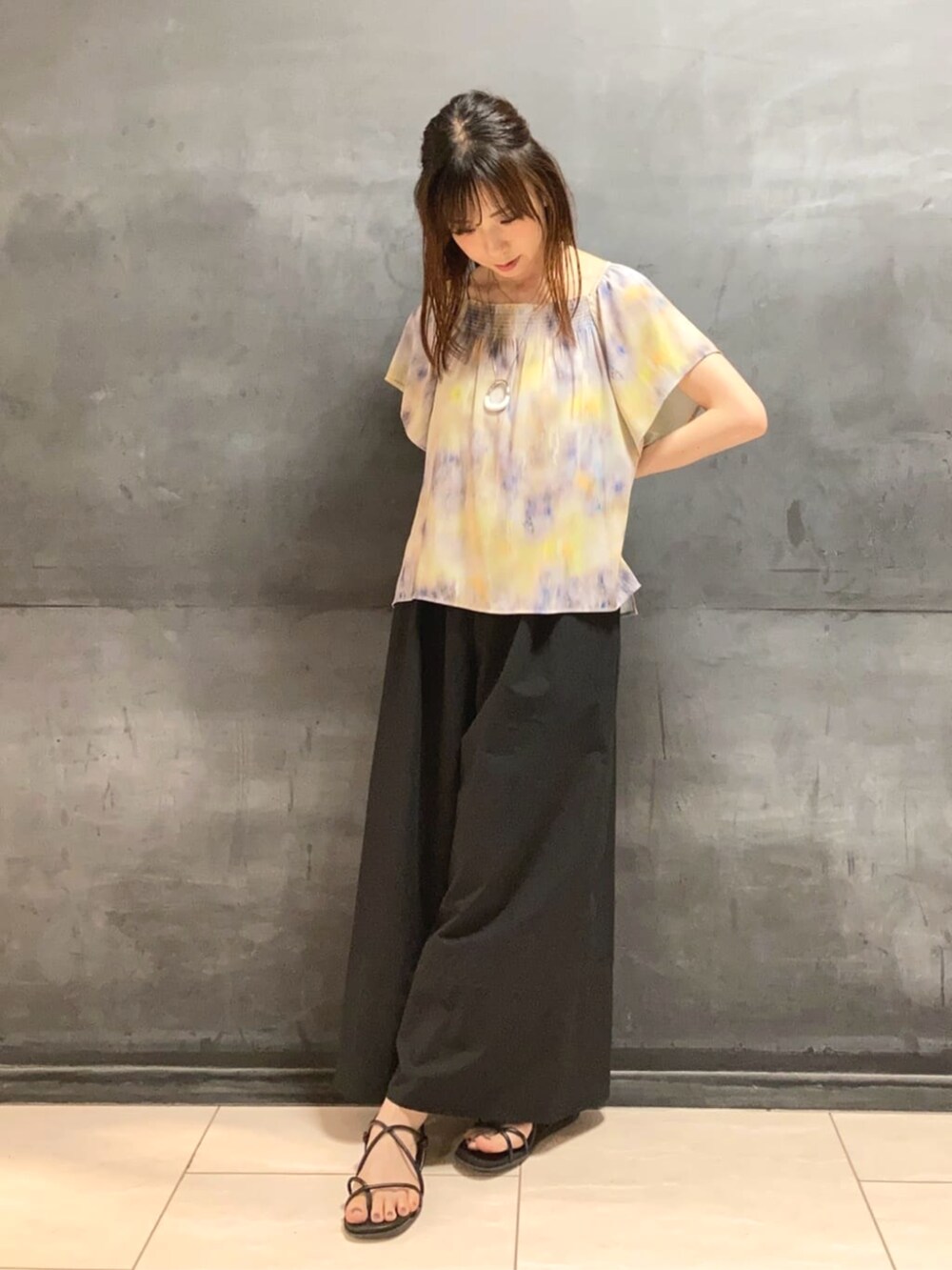 グレー系のシャツ/ブラウス、ブルー系のパンツを着用したレディースの春コーディネートの2枚目の写真