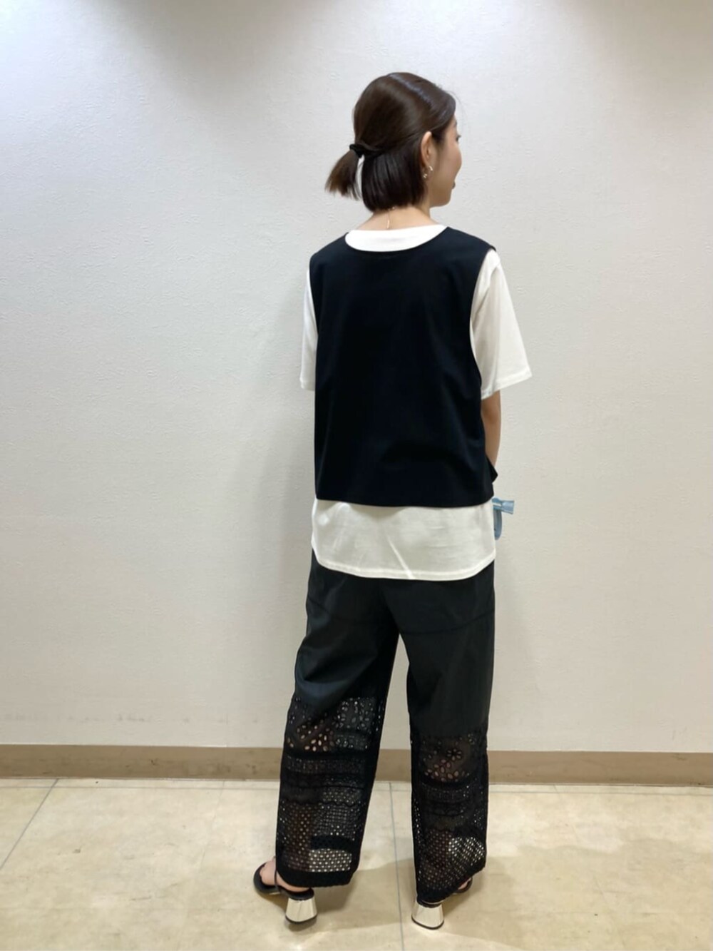 ブラック系のTシャツ/カットソー、ブラック系のその他パンツを着用したレディースの春コーディネートの4枚目の写真