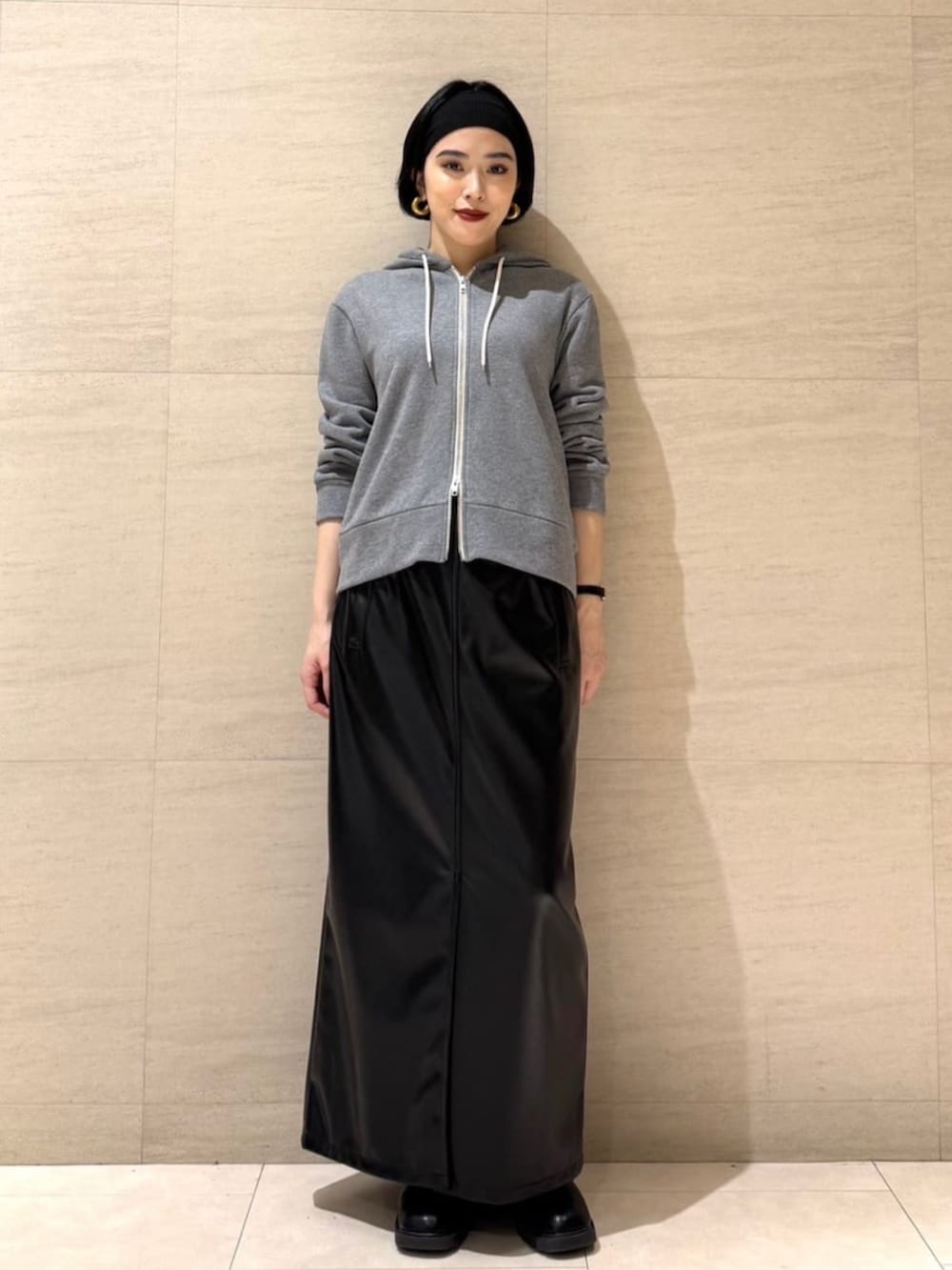 ブラック系のスカート、ブラック系のショルダーバッグ、ブラック系のブルゾンを着用したレディースの冬コーディネートの5枚目の写真